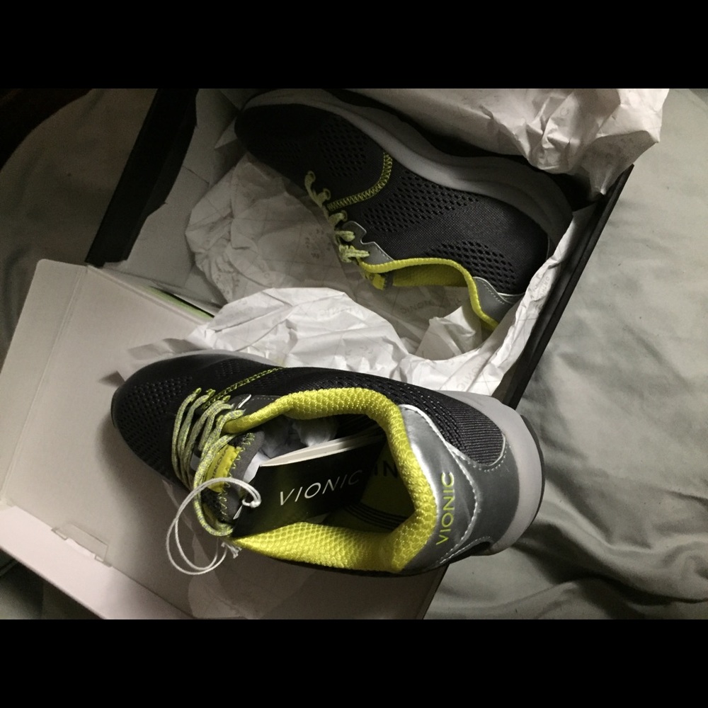 *price reduced* Vionic shoes women's size 6